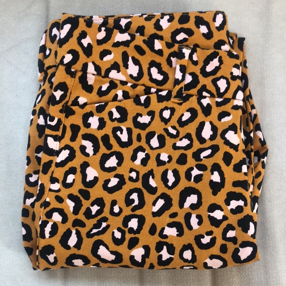 Old Navy Leopard Print Pixie Ankle - Picture 3 of 5